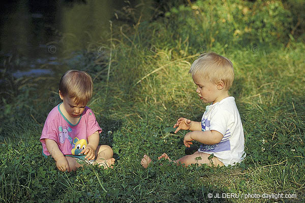 bbs au bord de l'eau - babies at the water's edge